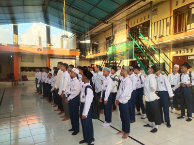 Apel pagi santri putra